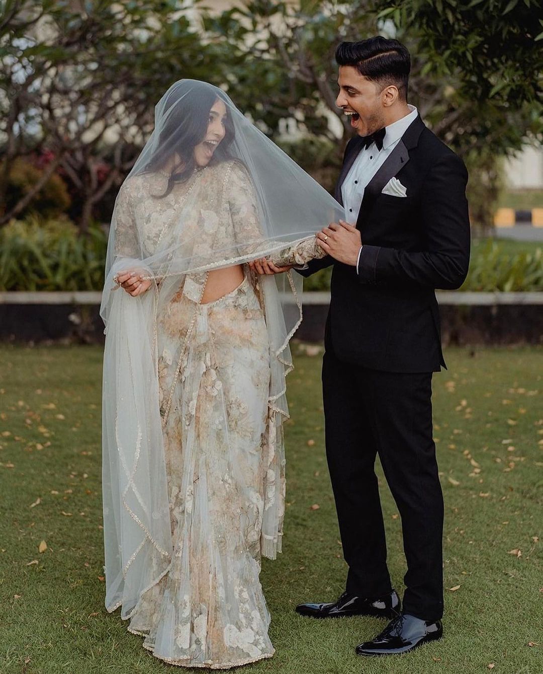 par v indijskih poročnih oblekah