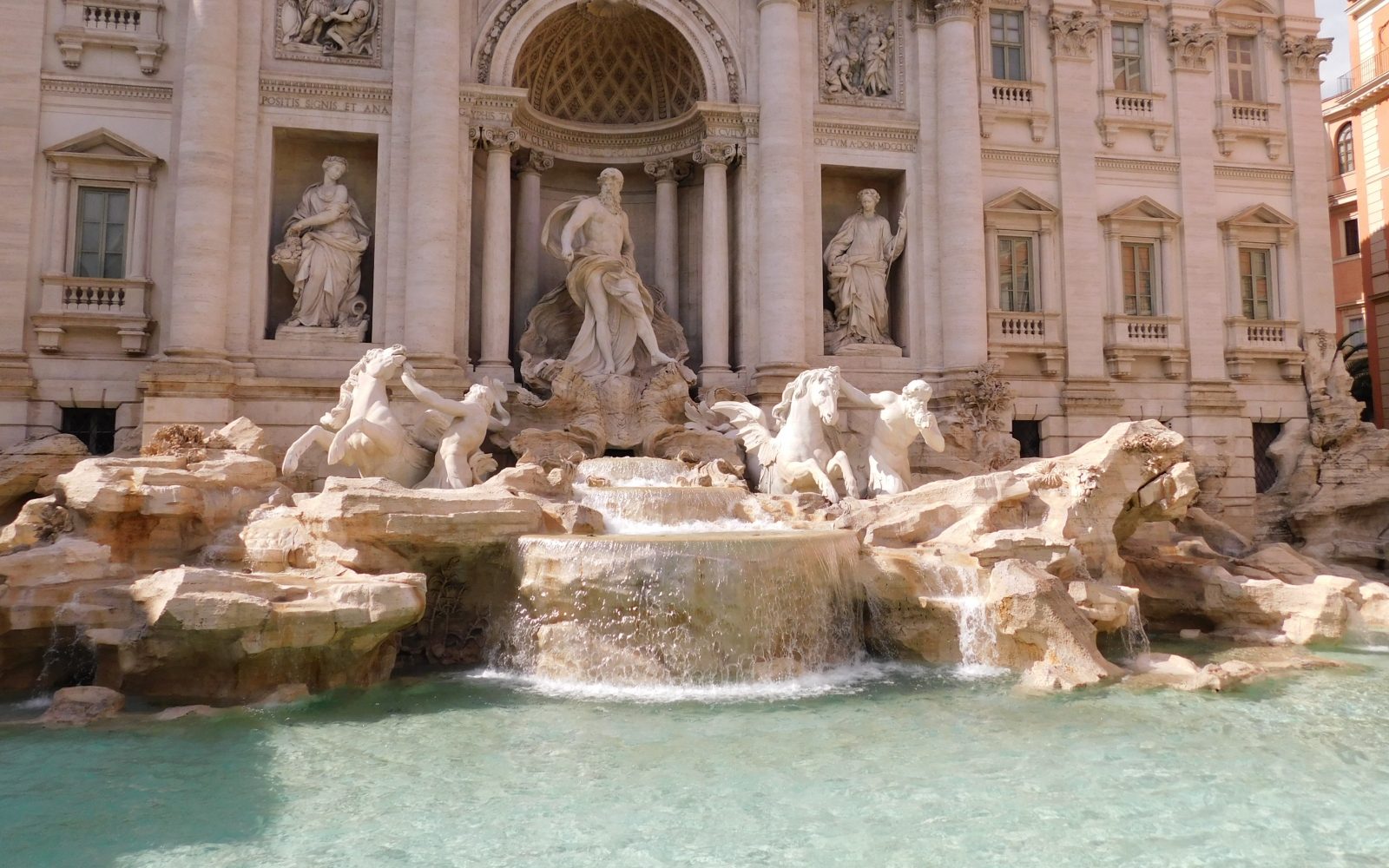 Kam gre milijon, ki ga turisti vsako leto zmečejo v slavno fontano?